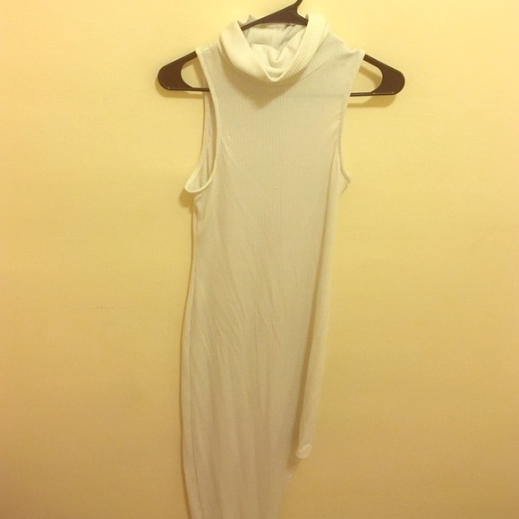 Long sleeveless dress