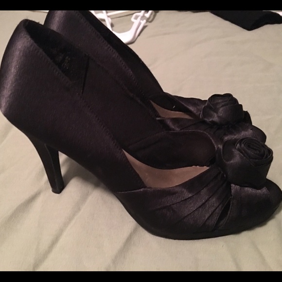 Fiona Night Sleek material black heels.