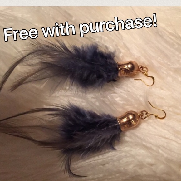 Jewelry - Adorable gold tone feather earrings