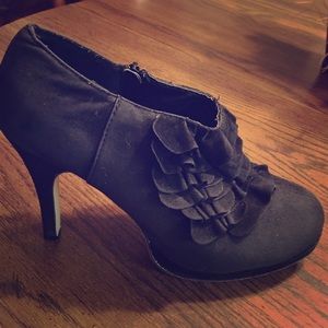 Fabulous black heels!  Sexy ruffled front-zip side