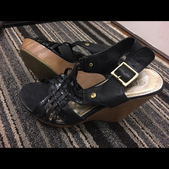 Black wedges