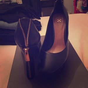 Never before worn Vince camuto Saxon, black