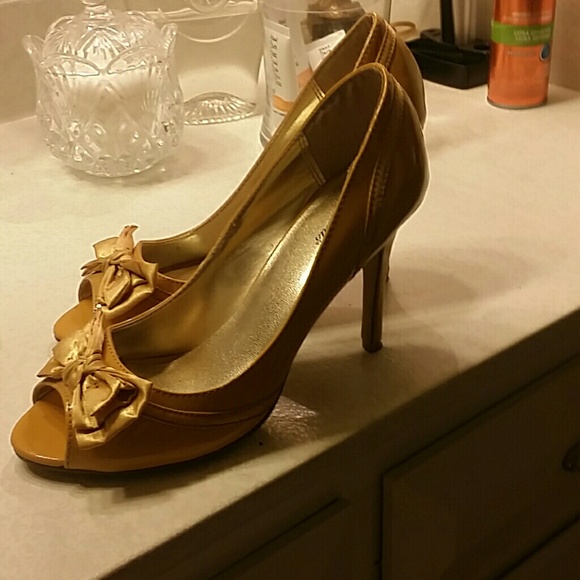 Yellow patent leather heel