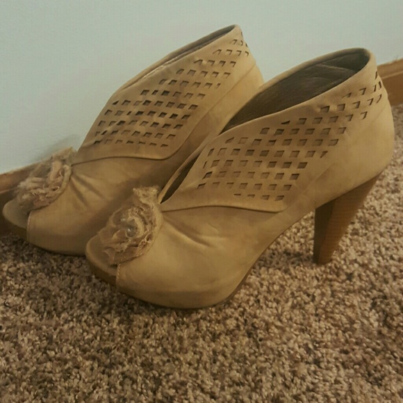 Nude peep toe fall heels