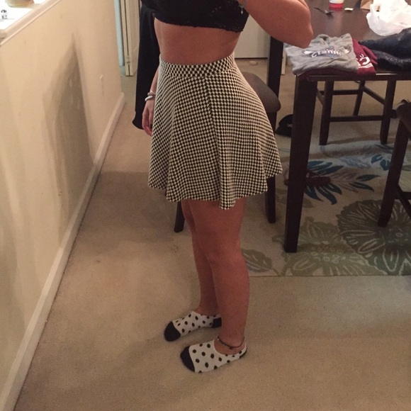 Black and white mini skirt - Picture 2 of 3
