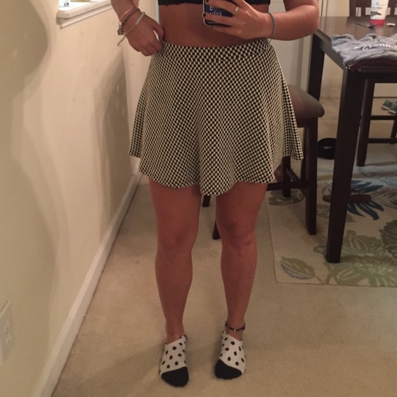 Black and white mini skirt - Picture 3 of 3