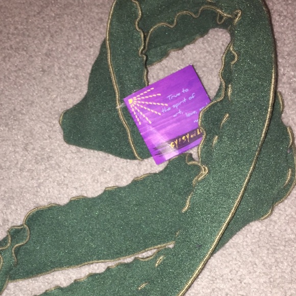 NWT Soft and cute hunter green scarf