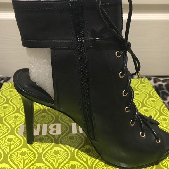 Gianni Bini Black Zip up booties - Picture 3 of 4