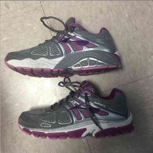 Women's brooks