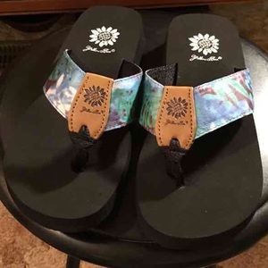 !!SALE!!NIB•Yellow Box flip flops•