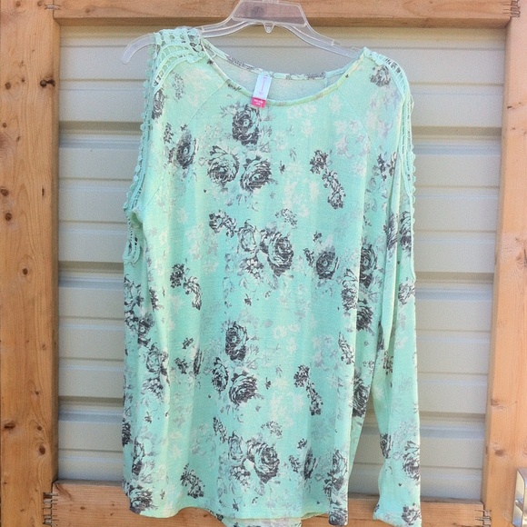 Cutout shoulder rose top