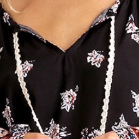 ❗️SALE❗️Front lace tie floral bell sleeves top - Picture 4 of 4