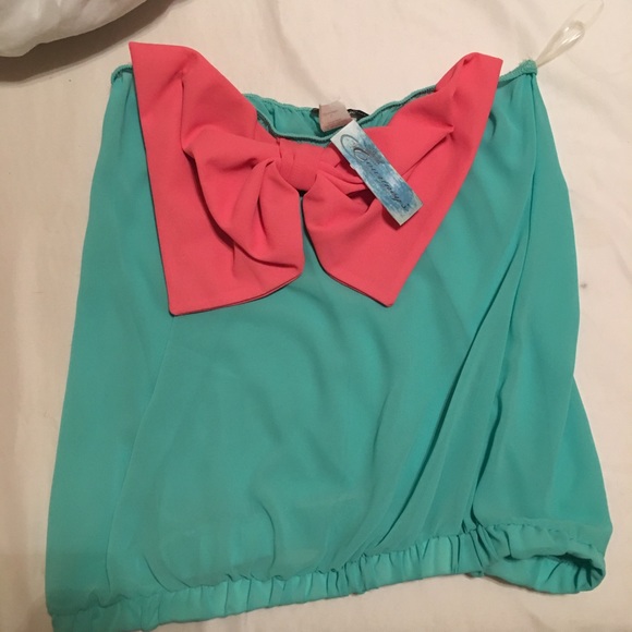 Bow strapless top