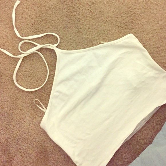 White halter crop