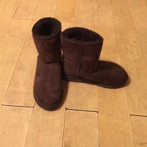 Short chocolate brown kids size 3 (women's 5) uggs