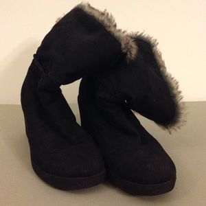 Black fur wedge boots