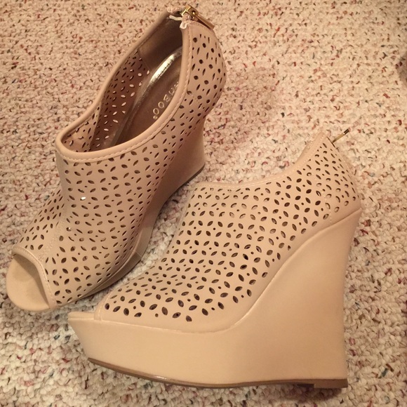 Beige/Tan wedges