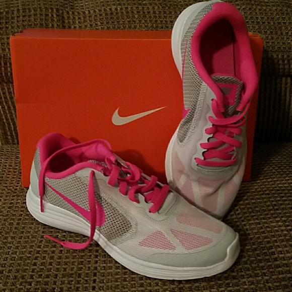 NEW Nike Revolution 3 (GS)