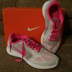 NEW Nike Revolution 3 (GS)