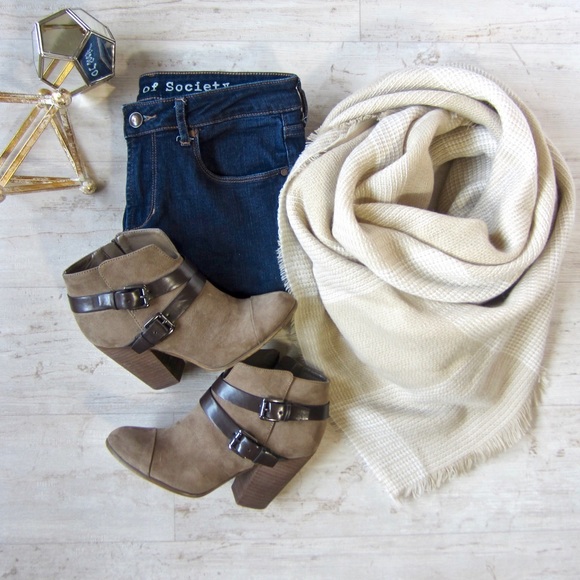 LAST ONE 🙋🏼 Tan Checkered Blanket Scarf - Picture 2 of 4