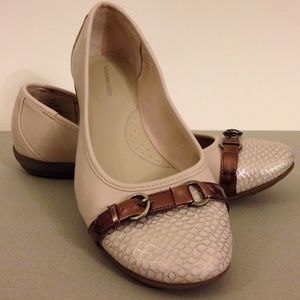 7.5 light pink flats with buckle accent