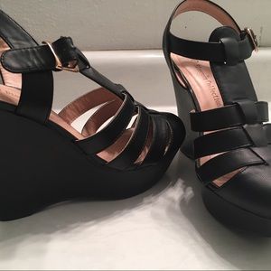 All black wedges