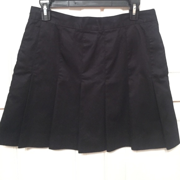 Black pleated golf skort