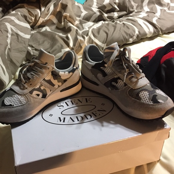 Steve Madden Runners