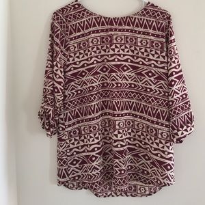 Cute burgundy and white 3/4 sleeve top!