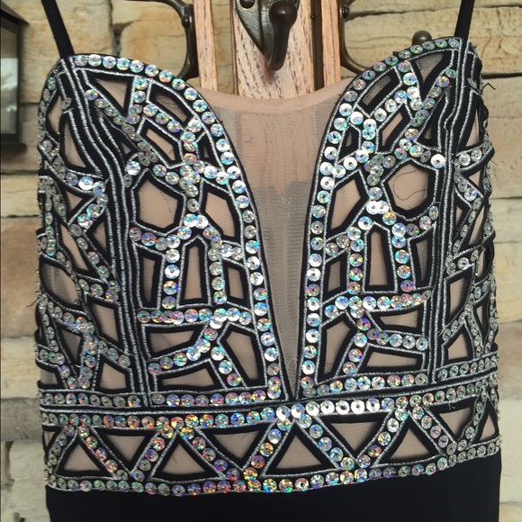 Full length formal gown. - Picture 3 of 4