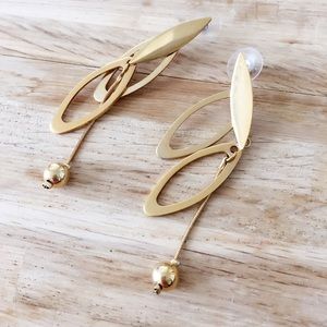 🚫SOLD Beautiful gold color drop earrings