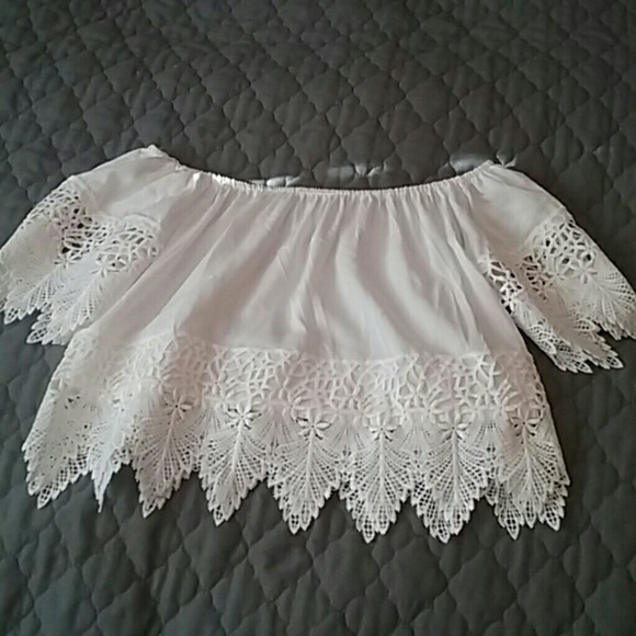 Off the shoulders lace crop top