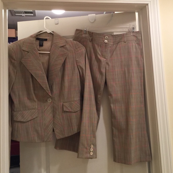 Pant suit 2 pieces. Size 6 blazer size 4 pant - Picture 1 of 2