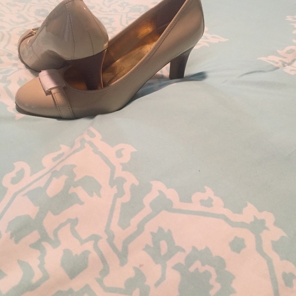 Nude patent leather Ralph Lauren pumps - Picture 2 of 3