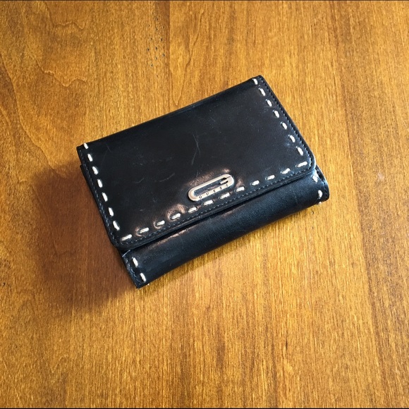 Guess cute wallet!