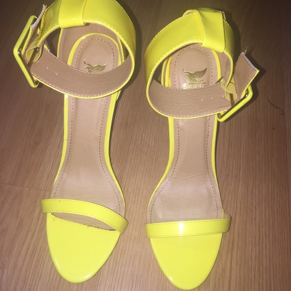 BrandNew yellow heels