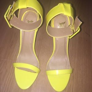BrandNew yellow heels