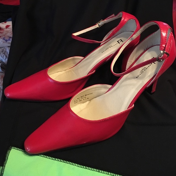 Ankle strap wide pump