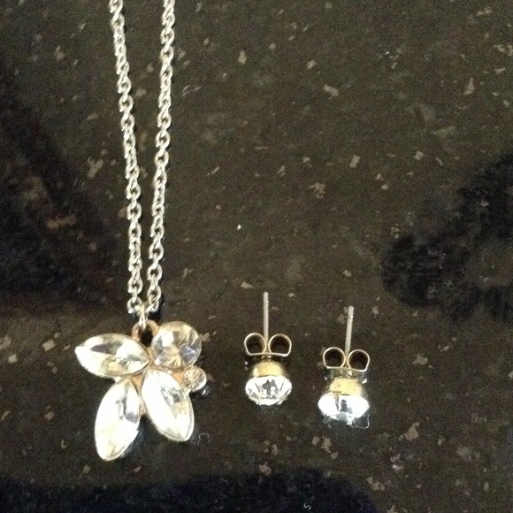 Gold and silver necklace and earring bundle - Picture 4 of 4