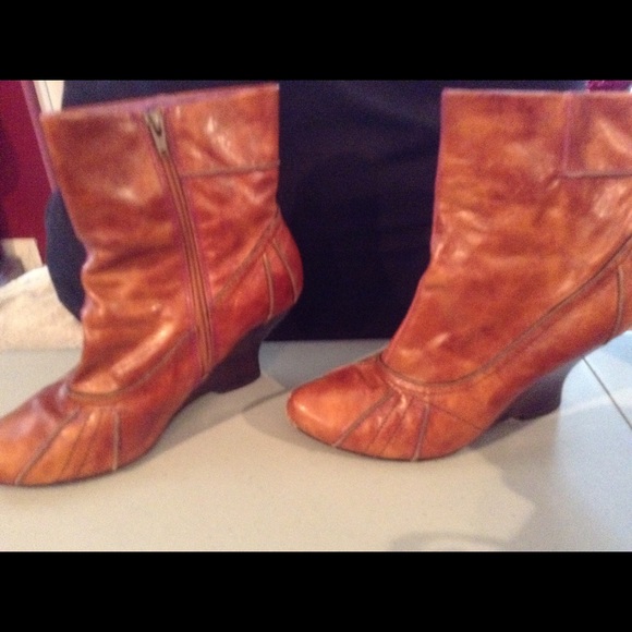 Wedged ankle boot
