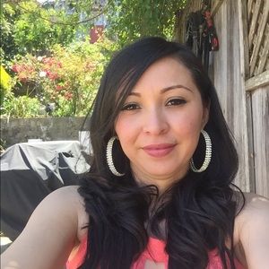 Meet your Posher, Elia