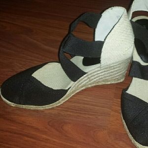 Black wedges
