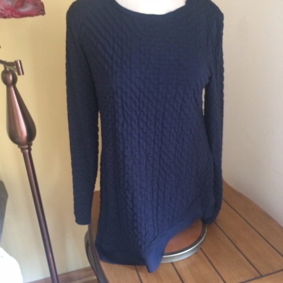 Gently used Simply Vera navy long sleeved top.