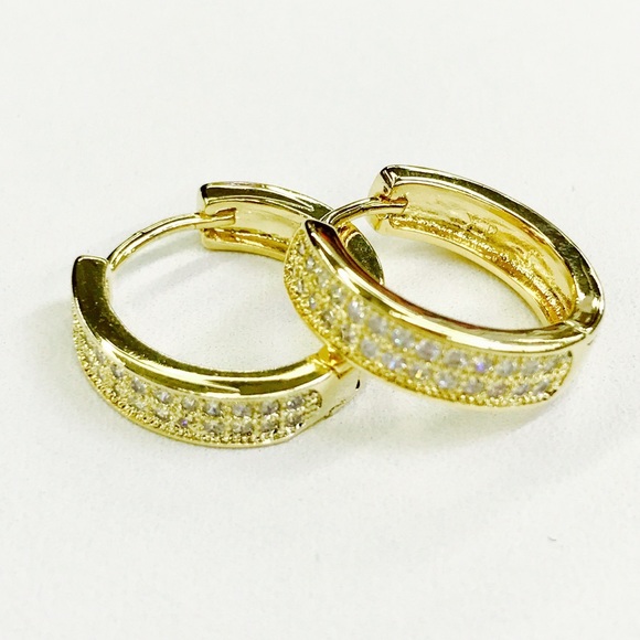 Jewelry - 18kts of Gold-plated Huggie Earrings