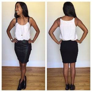 Gap Flowy Pleated Tank 🔝 w/ Black Strap Detail