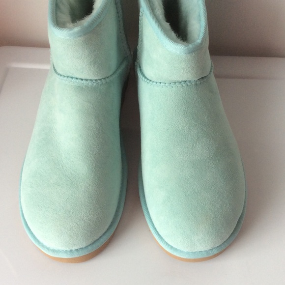🆕UGG Australia Classic Mini Boots - Picture 2 of 4