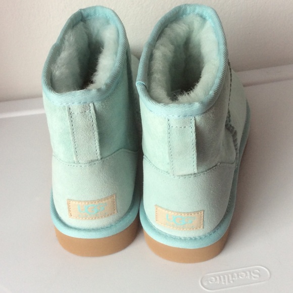 🆕UGG Australia Classic Mini Boots - Picture 3 of 4