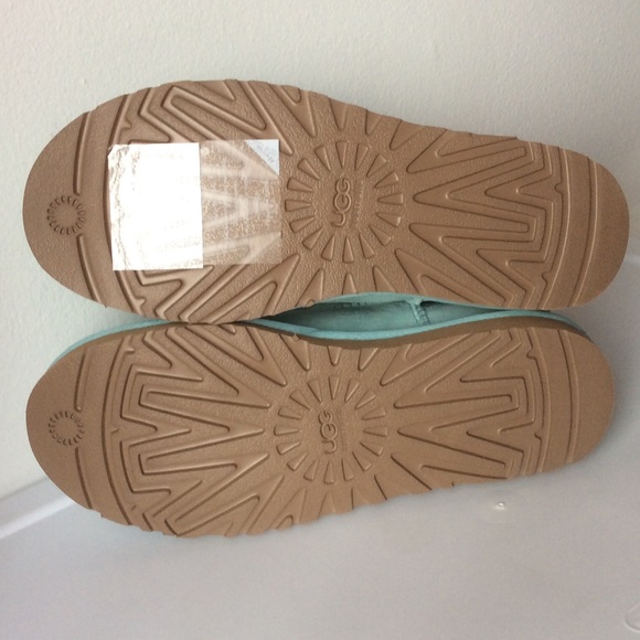 🆕UGG Australia Classic Mini Boots - Picture 4 of 4