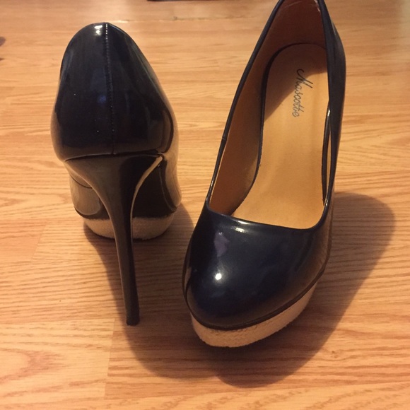 Navy heels - Picture 2 of 4