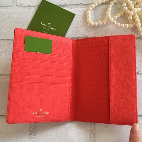5⭐️ Kate Spade Cupcake Passport Credit Card Holder - Picture 3 of 4